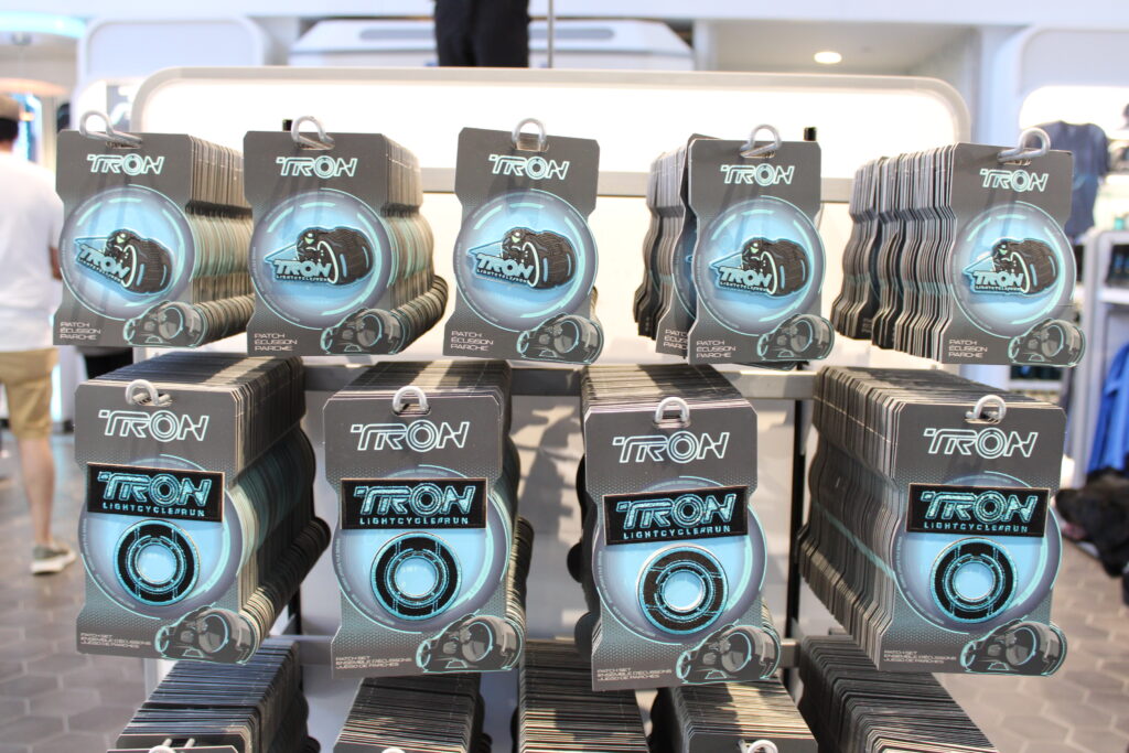 Confira os produtos exclusivos de TRON comercializados pela Disney no Magic Kingdom; fotos Confira os produtos exclusivos de TRON comercializados pela Disney no Magic Kingdom; fotos