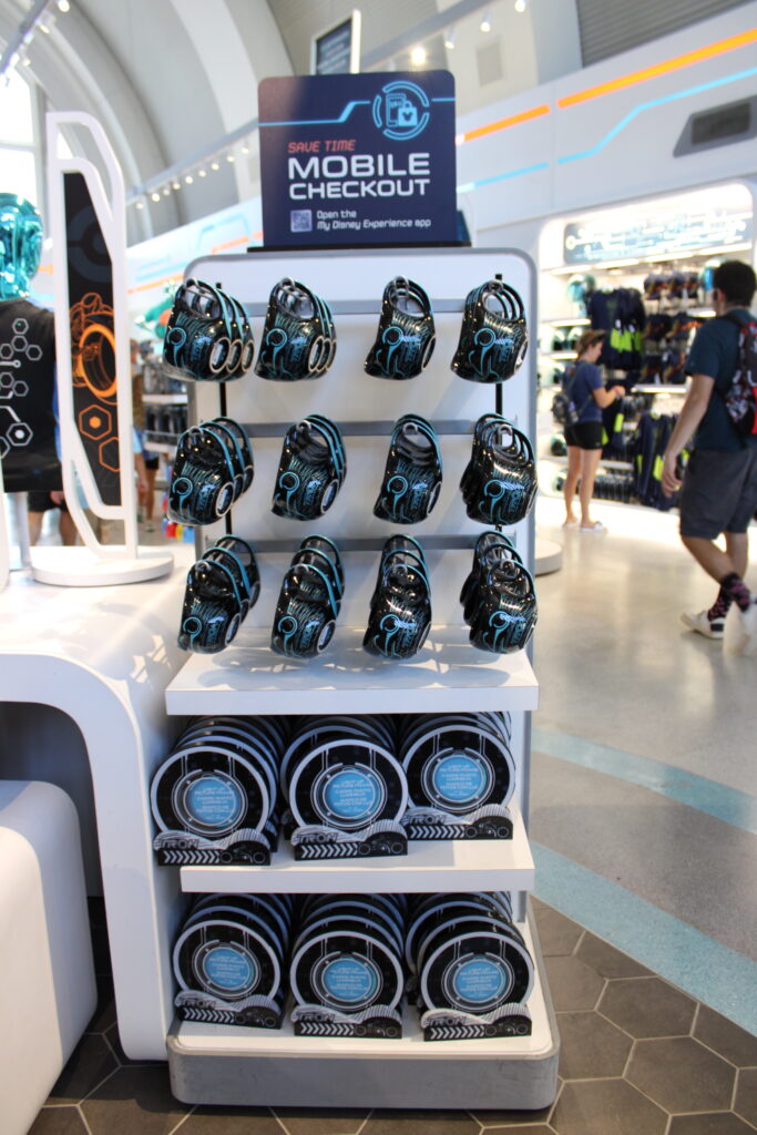 Confira os produtos exclusivos de TRON comercializados pela Disney no Magic Kingdom; fotos Confira os produtos exclusivos de TRON comercializados pela Disney no Magic Kingdom; fotos