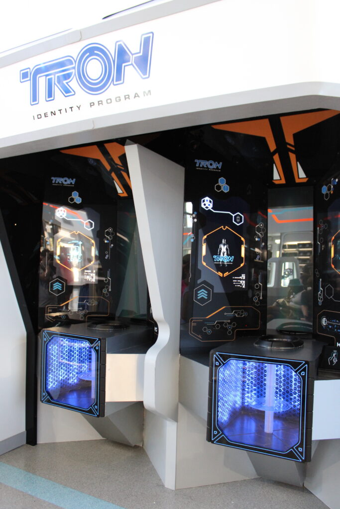 Confira os produtos exclusivos de TRON comercializados pela Disney no Magic Kingdom; fotos Confira os produtos exclusivos de TRON comercializados pela Disney no Magic Kingdom; fotos
