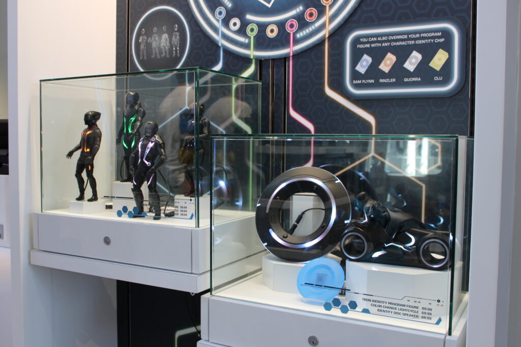 Confira os produtos exclusivos de TRON comercializados pela Disney no Magic Kingdom; fotos Confira os produtos exclusivos de TRON comercializados pela Disney no Magic Kingdom; fotos