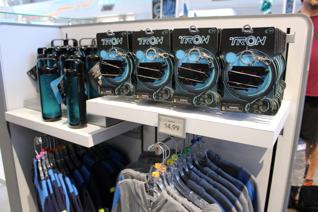Confira os produtos exclusivos de TRON comercializados pela Disney no Magic Kingdom; fotos Confira os produtos exclusivos de TRON comercializados pela Disney no Magic Kingdom; fotos