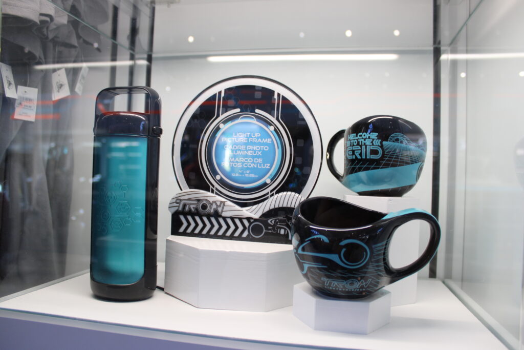Confira os produtos exclusivos de TRON comercializados pela Disney no Magic Kingdom; fotos Confira os produtos exclusivos de TRON comercializados pela Disney no Magic Kingdom; fotos