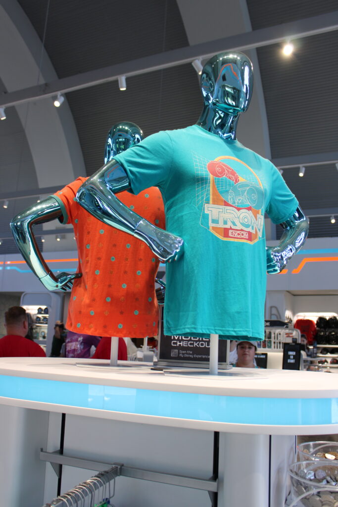 Confira os produtos exclusivos de TRON comercializados pela Disney no Magic Kingdom; fotos Confira os produtos exclusivos de TRON comercializados pela Disney no Magic Kingdom; fotos