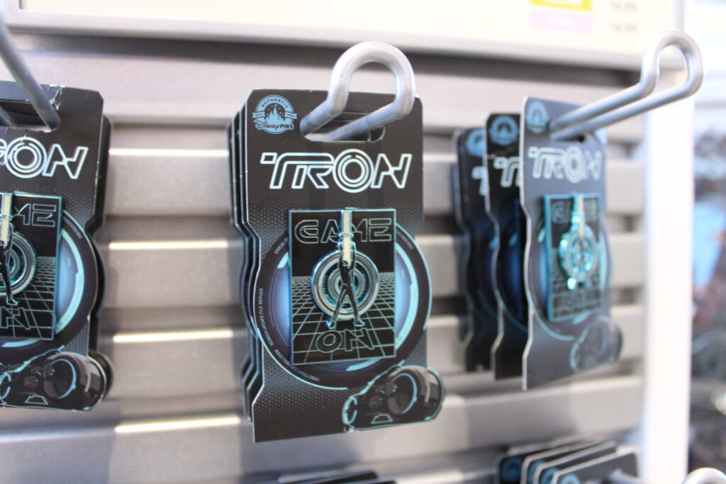 Confira os produtos exclusivos de TRON comercializados pela Disney no Magic Kingdom; fotos Confira os produtos exclusivos de TRON comercializados pela Disney no Magic Kingdom; fotos