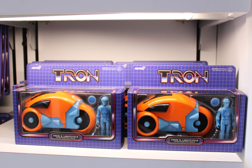 Confira os produtos exclusivos de TRON comercializados pela Disney no Magic Kingdom; fotos Confira os produtos exclusivos de TRON comercializados pela Disney no Magic Kingdom; fotos