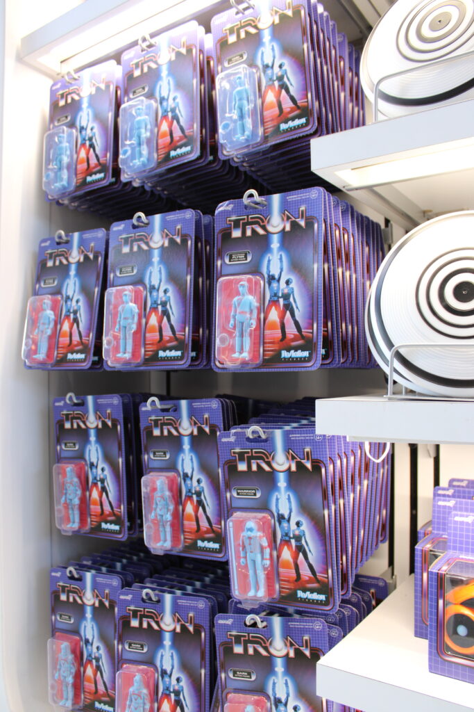 Confira os produtos exclusivos de TRON comercializados pela Disney no Magic Kingdom; fotos Confira os produtos exclusivos de TRON comercializados pela Disney no Magic Kingdom; fotos