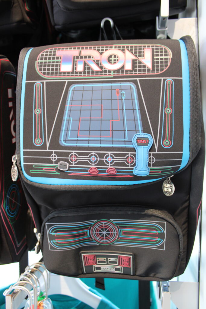 Confira os produtos exclusivos de TRON comercializados pela Disney no Magic Kingdom; fotos Confira os produtos exclusivos de TRON comercializados pela Disney no Magic Kingdom; fotos