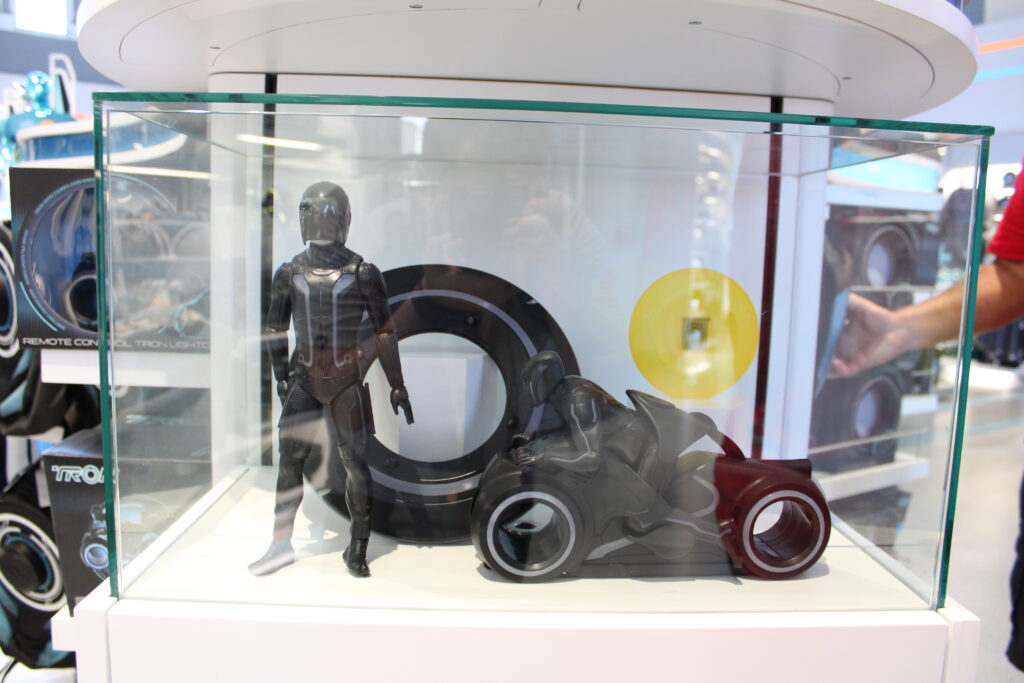 Confira os produtos exclusivos de TRON comercializados pela Disney no Magic Kingdom; fotos Confira os produtos exclusivos de TRON comercializados pela Disney no Magic Kingdom; fotos