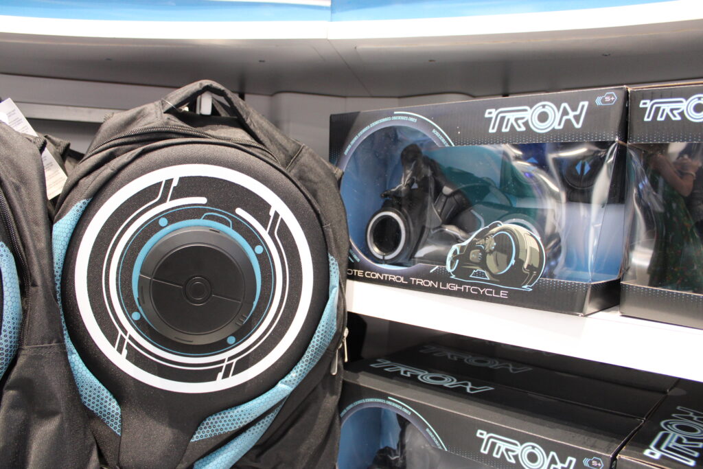Confira os produtos exclusivos de TRON comercializados pela Disney no Magic Kingdom; fotos Confira os produtos exclusivos de TRON comercializados pela Disney no Magic Kingdom; fotos