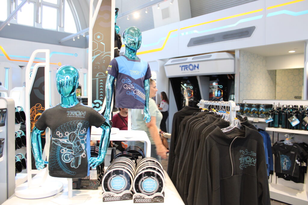 Confira os produtos exclusivos de TRON comercializados pela Disney no Magic Kingdom; fotos Confira os produtos exclusivos de TRON comercializados pela Disney no Magic Kingdom; fotos