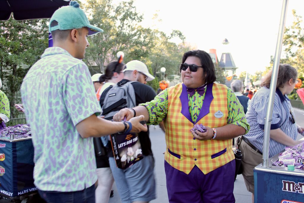 'Mickey’s Not-So-Scary': Disney festeja Halloween com muitas cores e fantasias; veja fotos