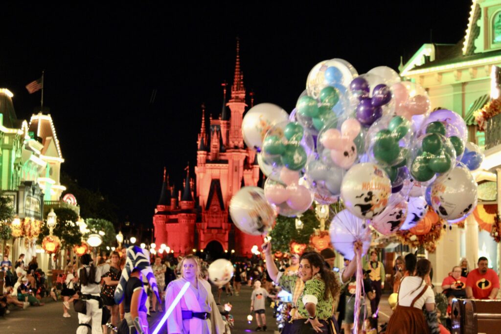 Parque lotado para o Halloween