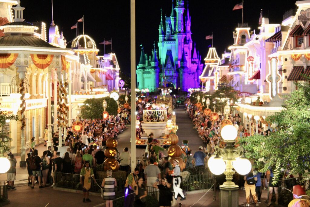 IMG 6390 'Mickey’s Not-So-Scary': Disney festeja Halloween com muitas cores e fantasias; veja fotos