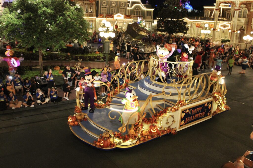 IMG 6402 'Mickey’s Not-So-Scary': Disney festeja Halloween com muitas cores e fantasias; veja fotos