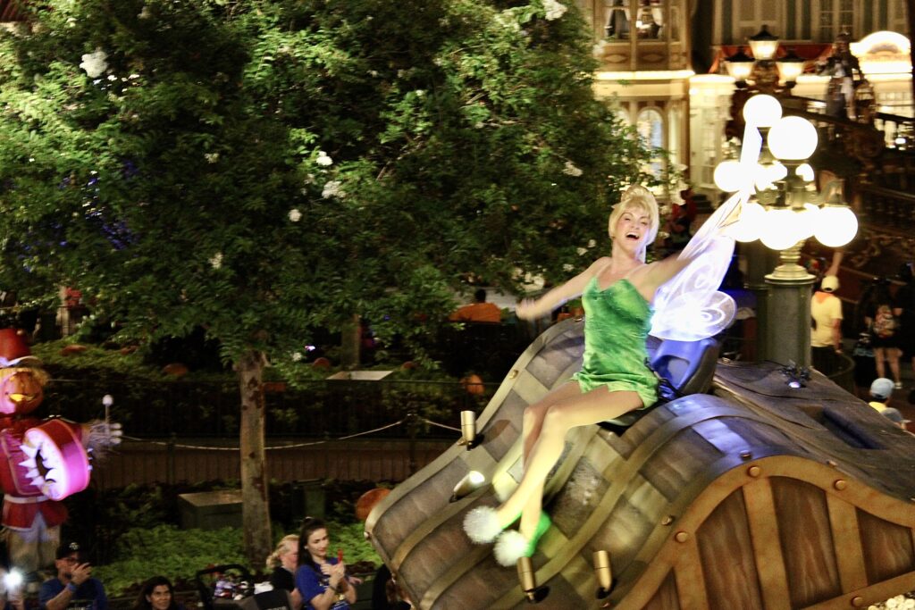 'Mickey’s Not-So-Scary': Disney festeja Halloween com muitas cores e fantasias; veja fotos
