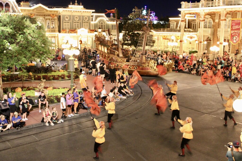 IMG 6414 'Mickey’s Not-So-Scary': Disney festeja Halloween com muitas cores e fantasias; veja fotos