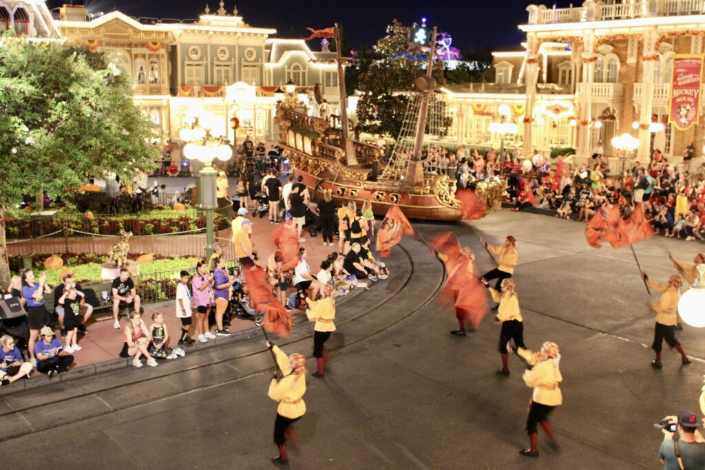 'Mickey’s Not-So-Scary': Disney festeja Halloween com muitas cores e fantasias; veja fotos
