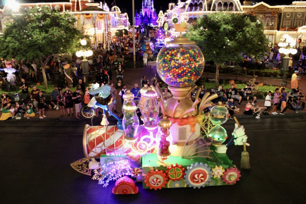 IMG 6438 'Mickey’s Not-So-Scary': Disney festeja Halloween com muitas cores e fantasias; veja fotos