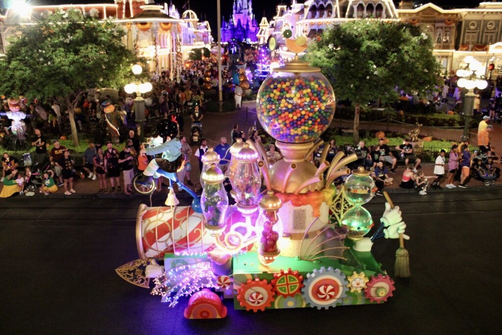 'Mickey’s Not-So-Scary': Disney festeja Halloween com muitas cores e fantasias; veja fotos