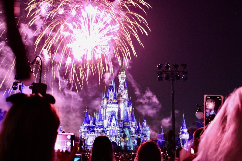 'Mickey’s Not-So-Scary': Disney festeja Halloween com muitas cores e fantasias; veja fotos