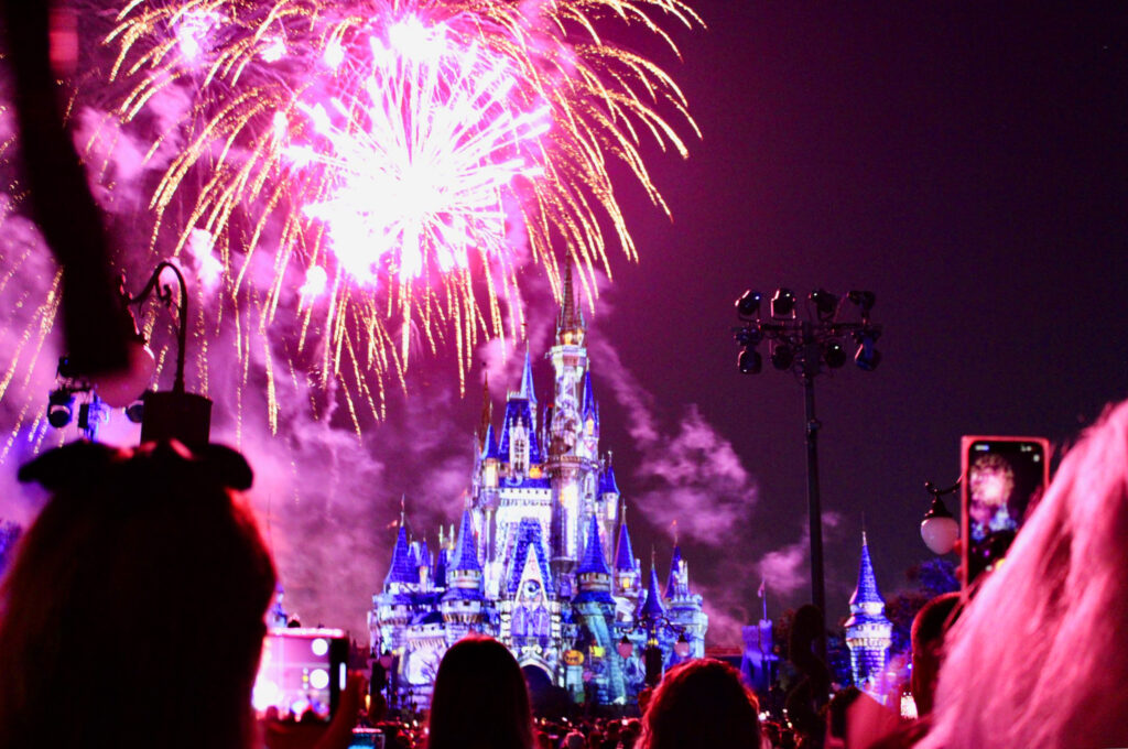 'Mickey’s Not-So-Scary': Disney festeja Halloween com muitas cores e fantasias; veja fotos