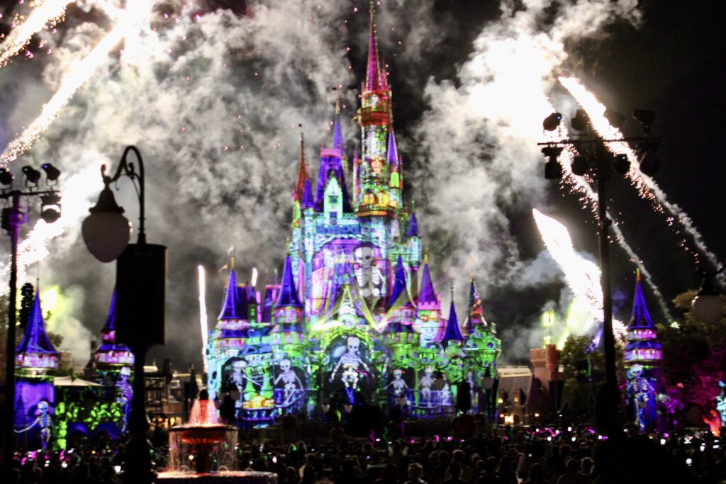 IMG 6462 'Mickey’s Not-So-Scary': Disney festeja Halloween com muitas cores e fantasias; veja fotos