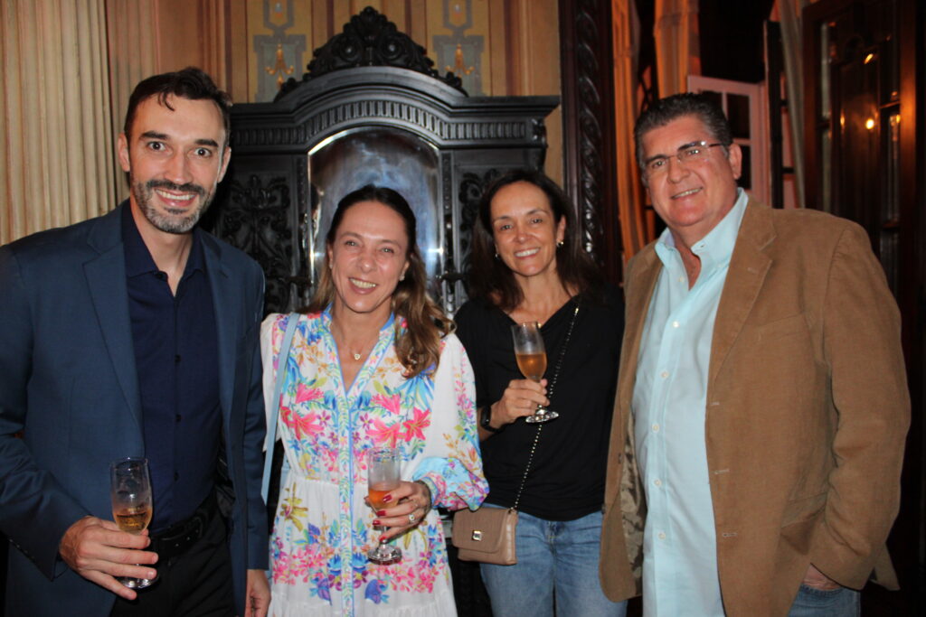 Rafael Monteiro, da CNT, com Ana Paula Placucci, da Afinal, e Paula Barros e Mauro Medeiros, da Unica Travel