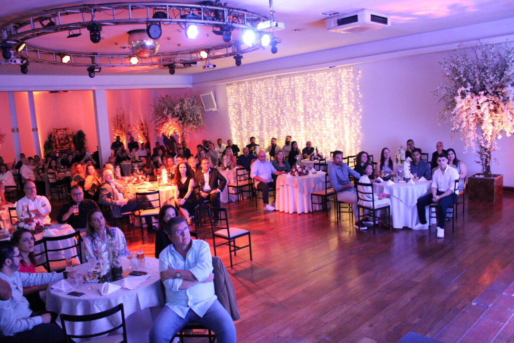 Cerca de 150 convidados participaram da festa Cerca de 150 convidados participaram da festa