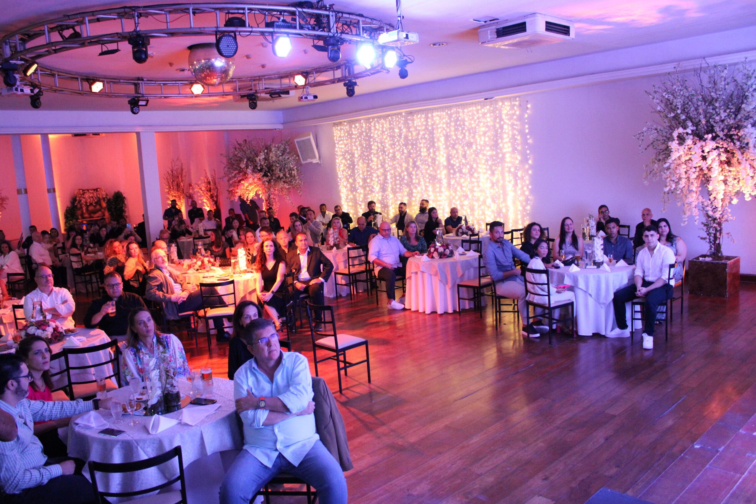 Cerca de 150 convidados participaram da festa Cerca de 150 convidados participaram da festa