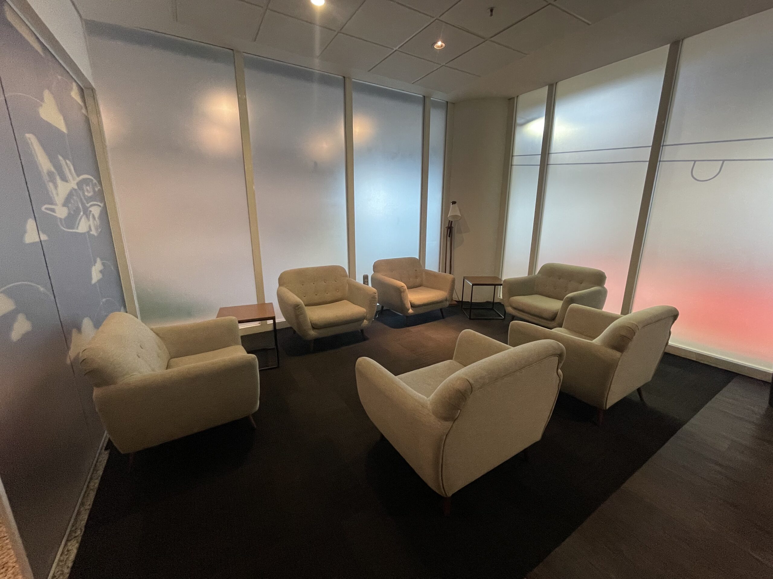 Poltronas estão espalhadas pelo espaço Poltronas estão espalhadas pelo espaço