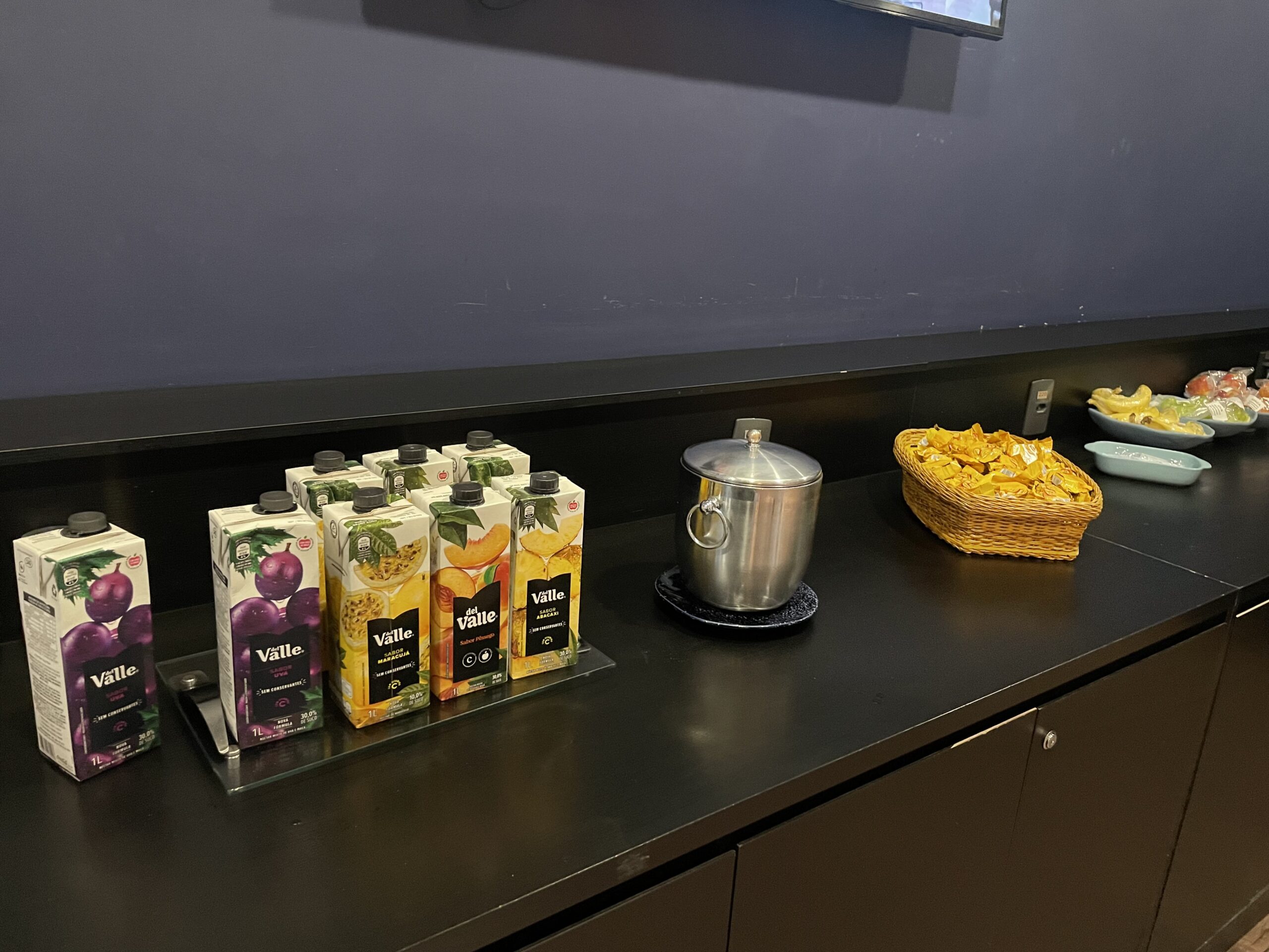 Sucos e snacks ficam à disposição dos clientes Sucos e snacks ficam à disposição dos clientes
