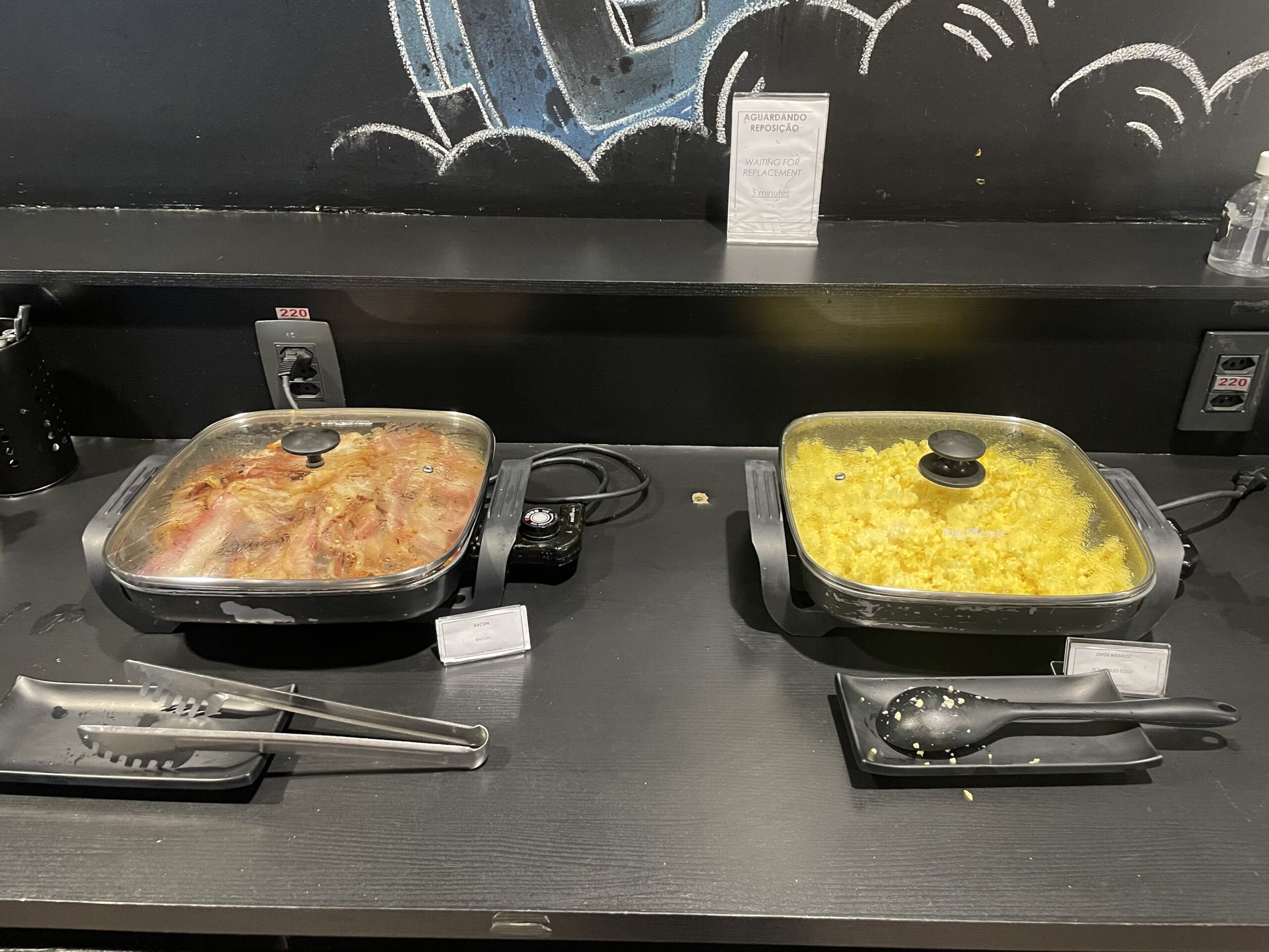 Ovos mexidos e bacon Ovos mexidos e bacon
