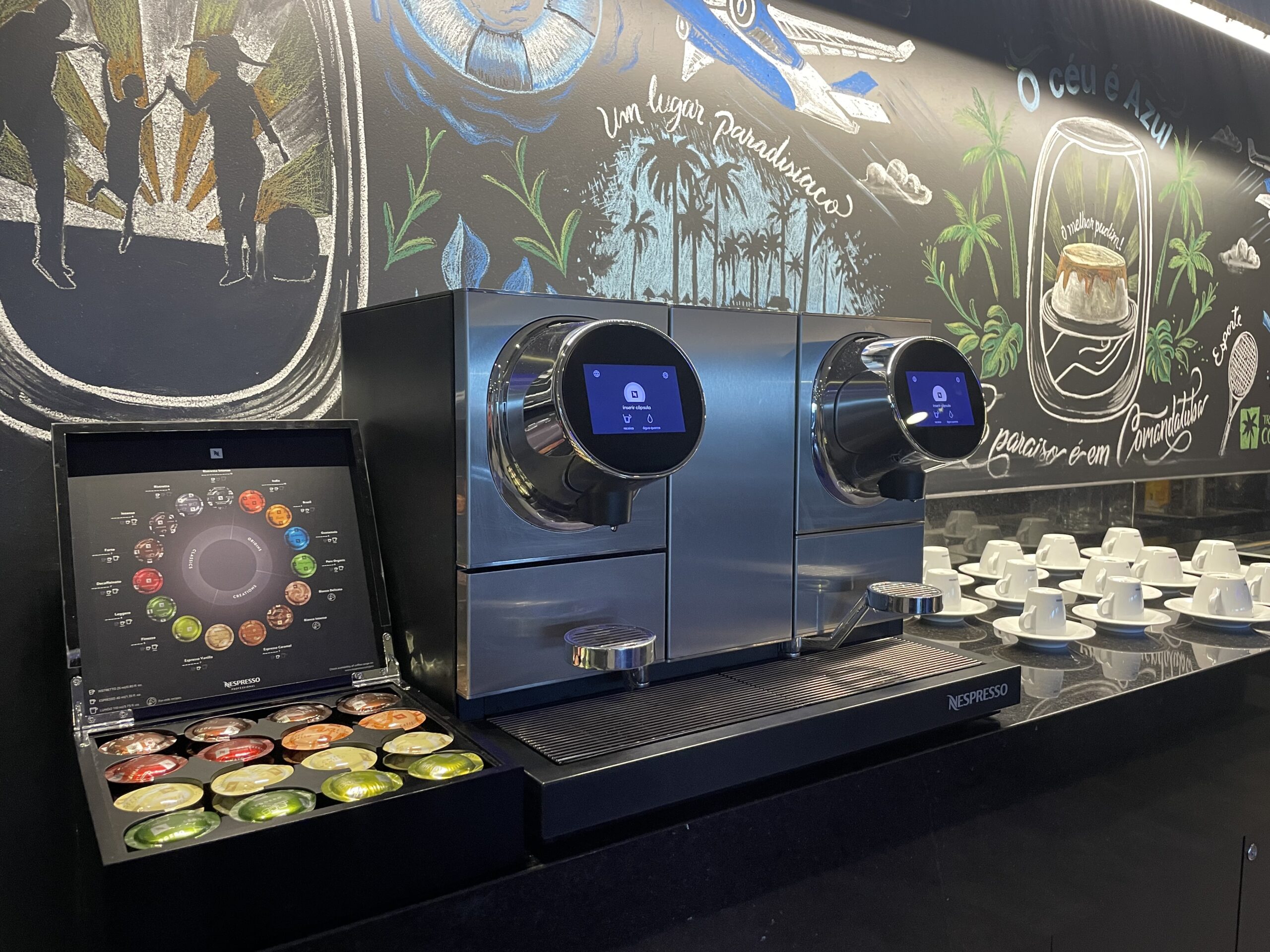 Além do bar da nespresso, há ainda estações de café em capsula espalhadas pelo lounge Além do bar da nespresso, há ainda estações de café em capsula espalhadas pelo lounge