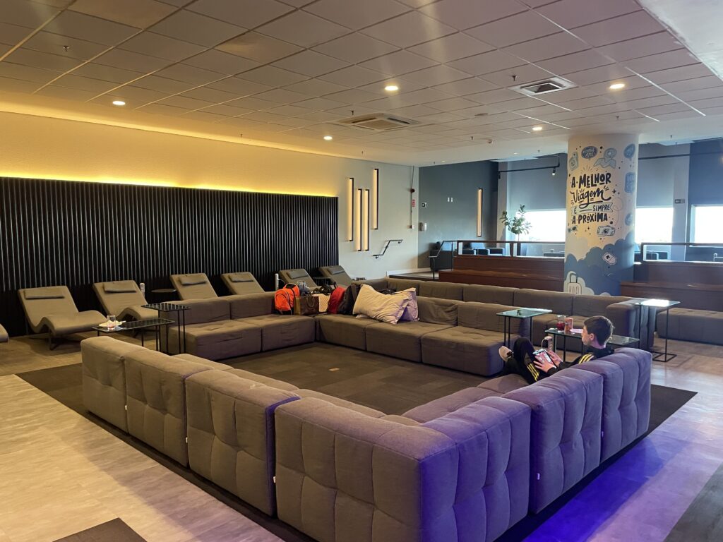 O Lounge fica localizado no Aeroporto de Viracopos, próximo ao Duty Free