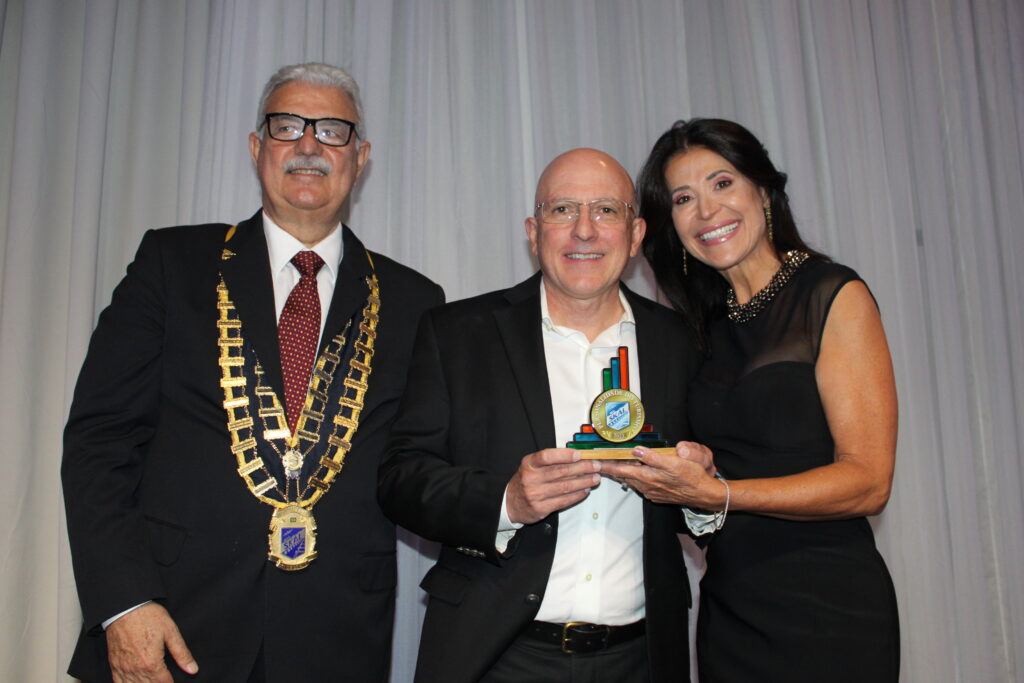 Aldo Leone recebe o prêmio como Personalidade do Turismo Skal 2023