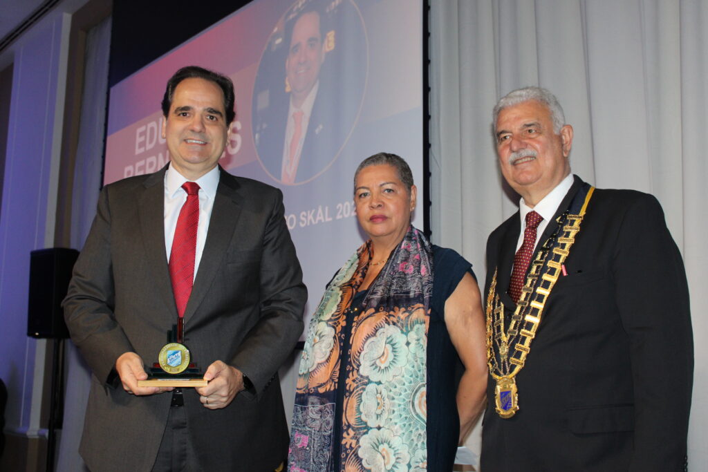 Eduardo Bernardes recebe o prêmio como Personalidade do Turismo Skal 2023
