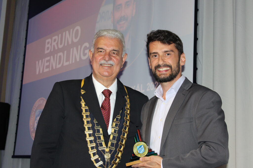 Bruno Wendling recebe o prêmio como Personalidade do Turismo Skal 2023