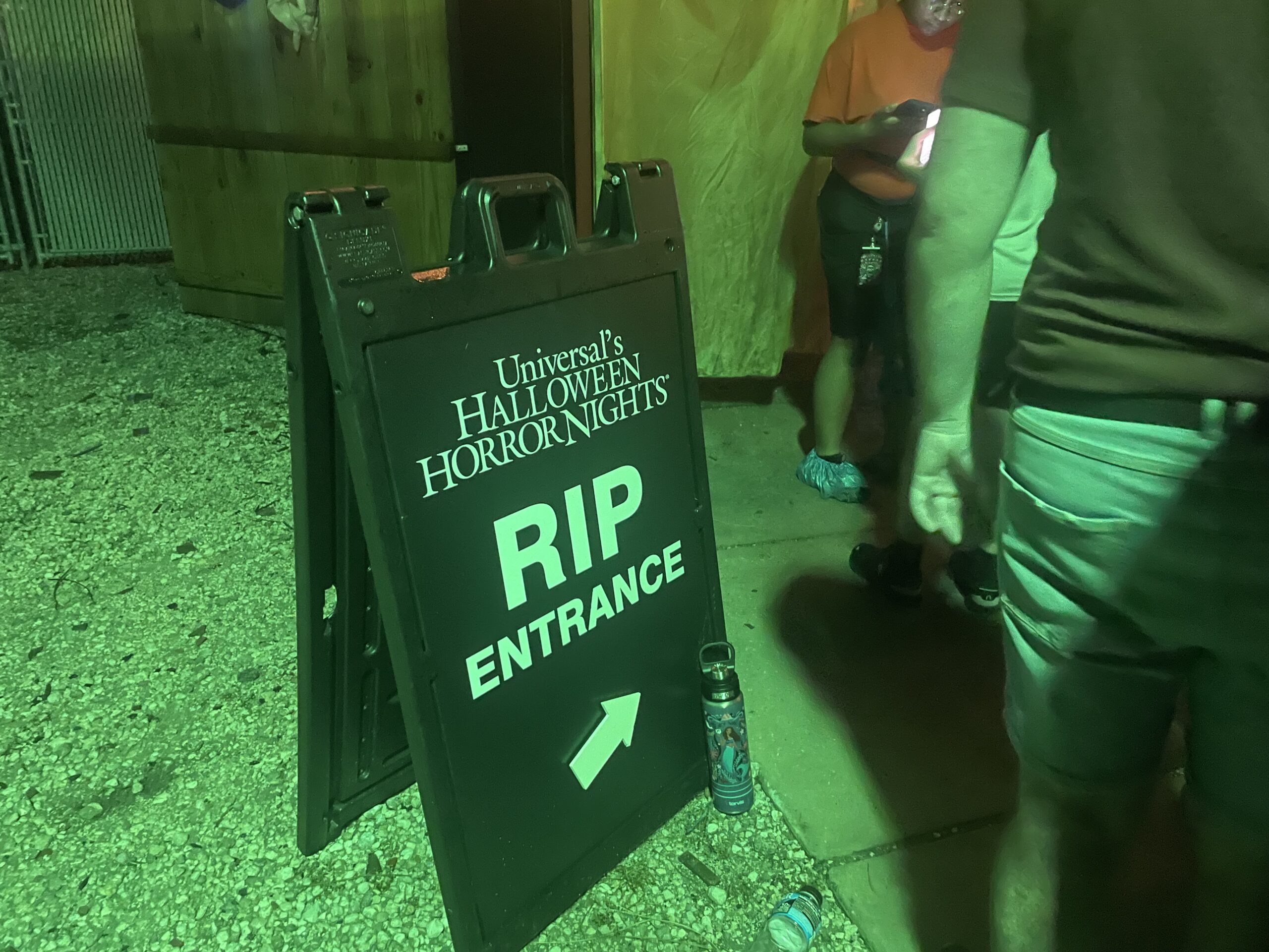 Uma opção para fazer todas as 10 casas e scary zones em apenas uma noite é adquirir o RIP Tour Uma opção para fazer todas as 10 casas e scary zones em apenas uma noite é adquirir o RIP Tour