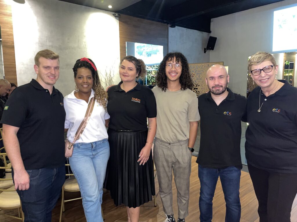 Marcio Almeida e Daniela Cardoso, da ETS, Karina Mendes e Gustavo Santos, da Smiles Viagens e Gleison Vieira, da ETS