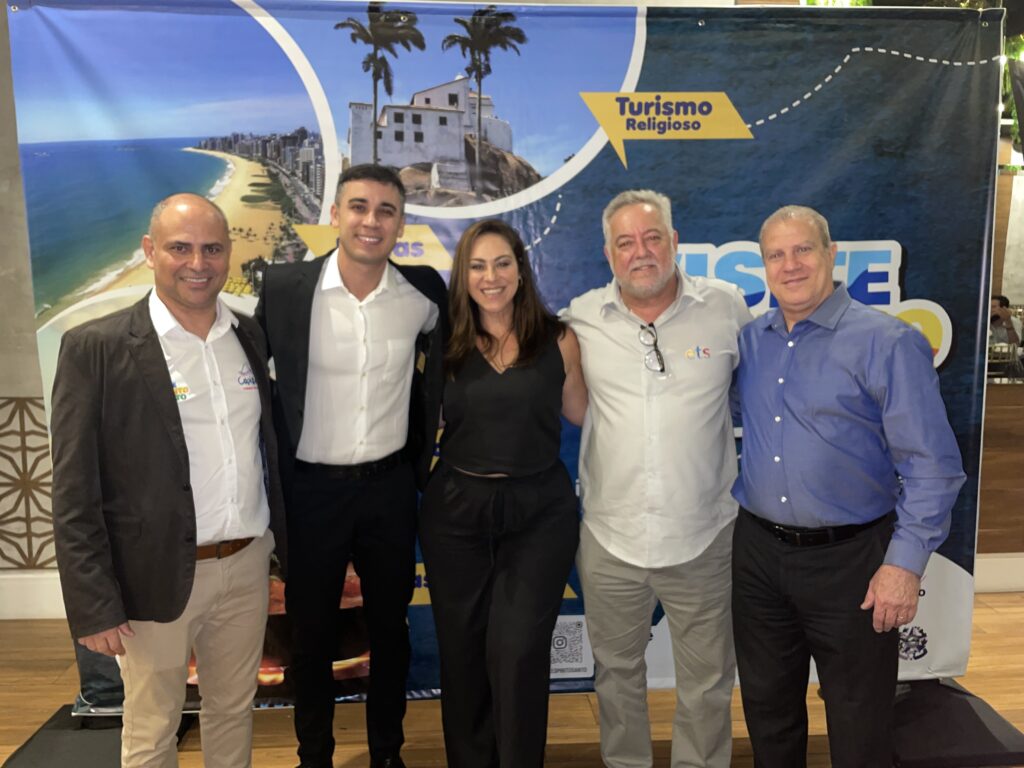 Tathiana Fillipini e Wanderlei Kalaes, da Tix com equipe da ETS e representantes do Estado