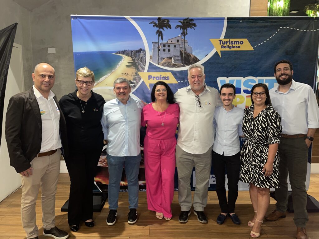 Equipe da Sakura com Michael Barkoczy e Barbara Picolo, da ETS e Gustavo André, diretor do Visite Espírito Santo