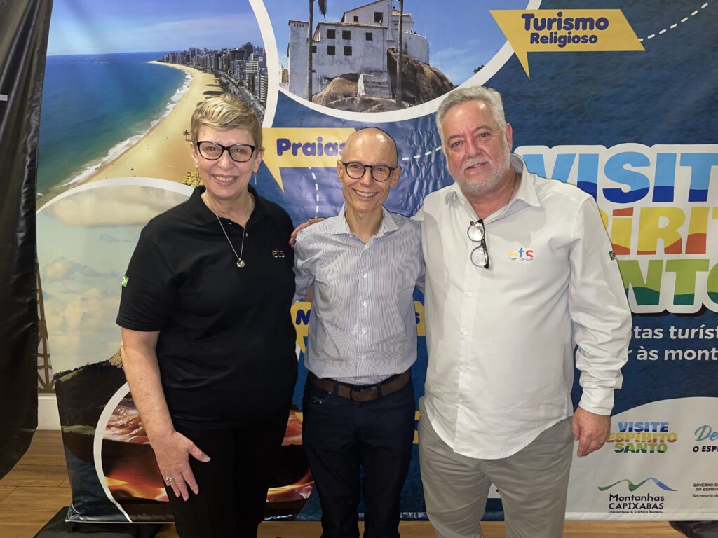 Michael Barkoczy e Barbara Picolo com Paulo Manoel, da TZ Viagens
