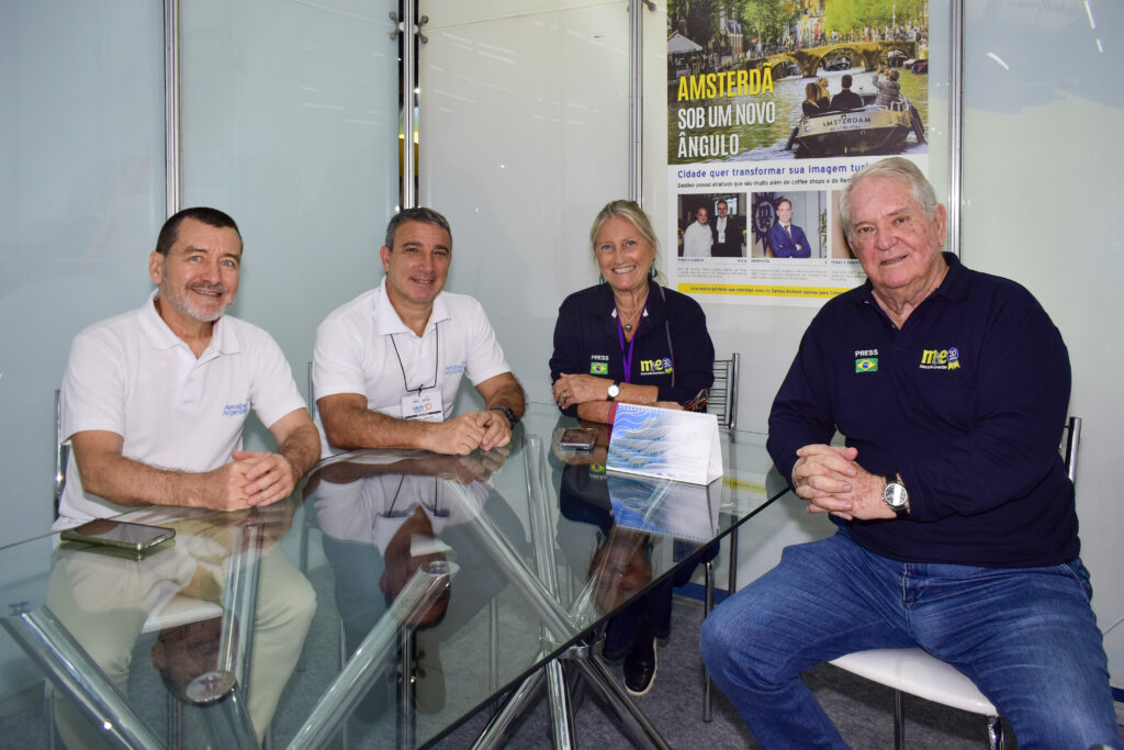 Ivan Blanco e Fabian Lombardo, das Aerolíneas Argentinas com Rosa Masgrau e Roy Taylor, do M&E