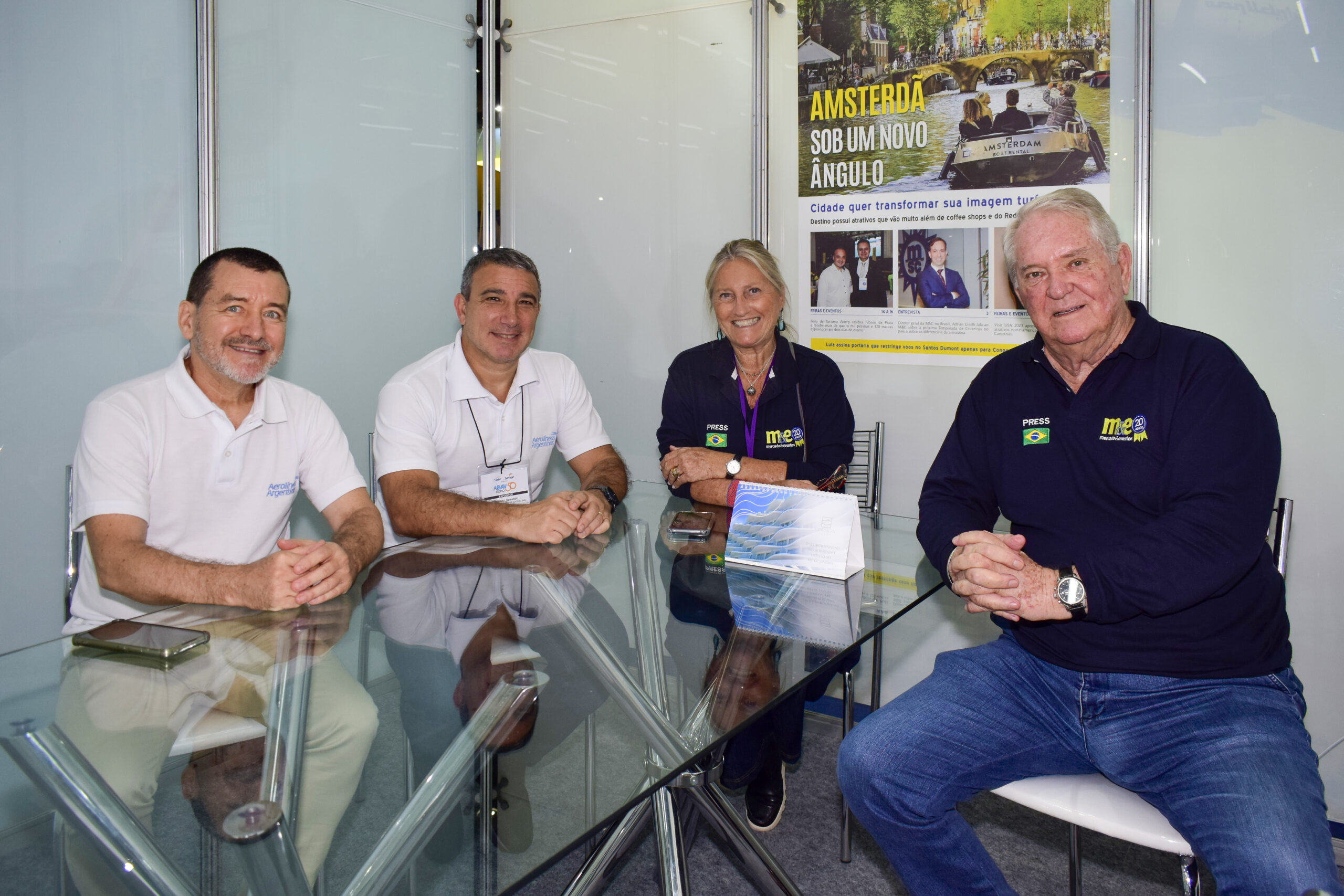 Ivan Blanco e Fabian Lombardo, das Aerolíneas Argentinas com Rosa Masgrau e Roy Taylor, do M&E Ivan Blanco e Fabian Lombardo, das Aerolíneas Argentinas com Rosa Masgrau e Roy Taylor, do M&E