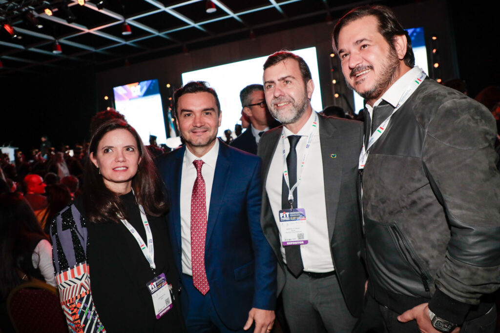 Jaqueline Gil, da Embratur, Celso Sabino, ministro do Turismo, Marcelo Freixo, presidente da Embratur, e Antônio Rueda, do União Brasil