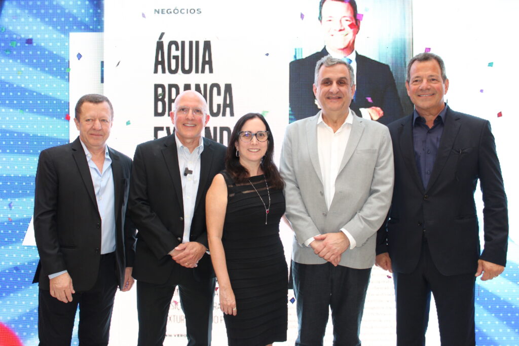 Agaxtur reúne mais de 100 parceiros e comemora 70 anos em São Paulo; fotos 1 Jarbas Junior Aldo Leone Andrea Leone Claiton Armelin e Renan Chieppe da Agaxtur Agaxtur reúne mais de 100 parceiros e comemora 70 anos em São Paulo; fotos