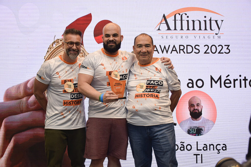 João Lança, vecedor da categoria Honra ao mérito, com Alexandre Lança e Marilberto França