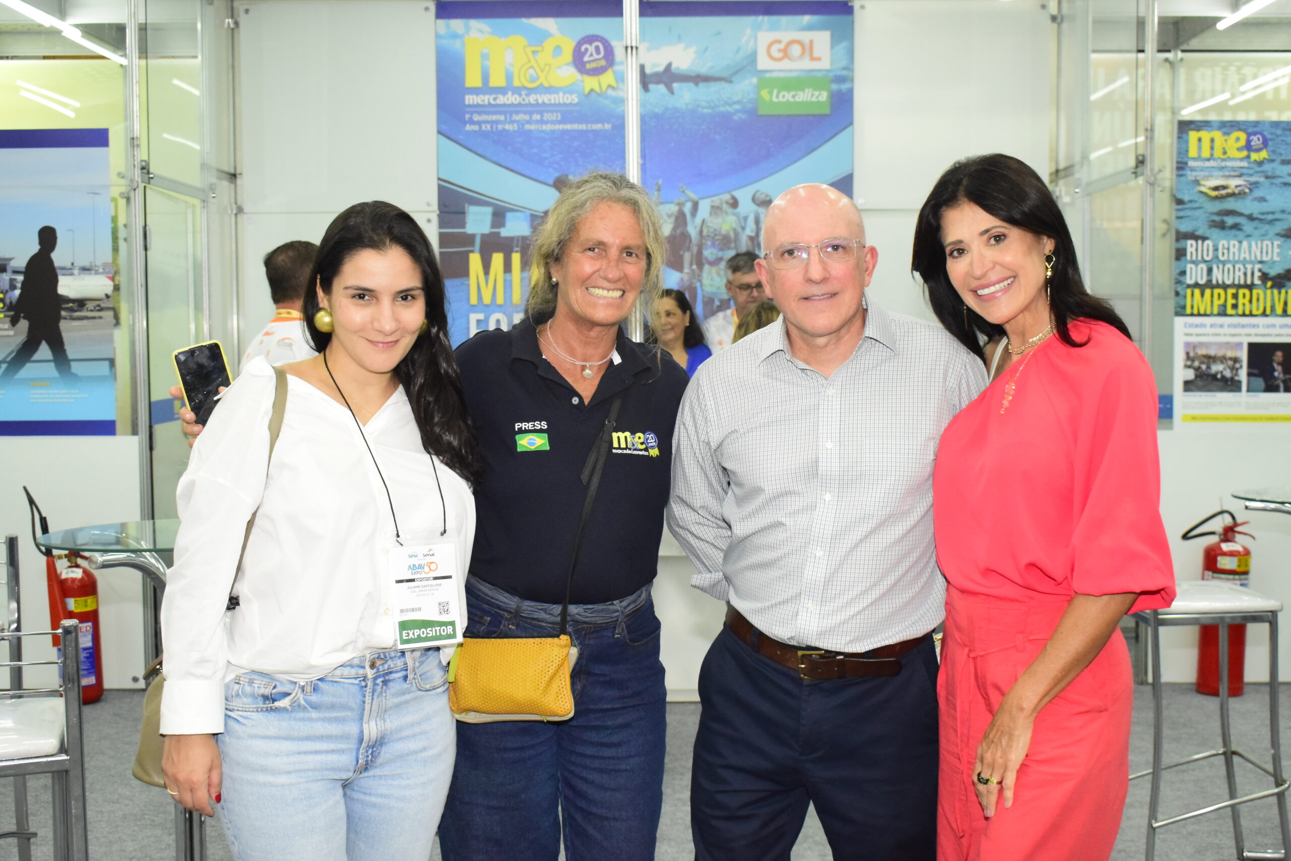 Juliane Castiglione, da Gol; com Mari Masgrau, do M&E; Aldo Leone, da Agaxtur e Patty Leone Juliane Castiglione, da Gol; com Mari Masgrau, do M&E; Aldo Leone, da Agaxtur e Patty Leone