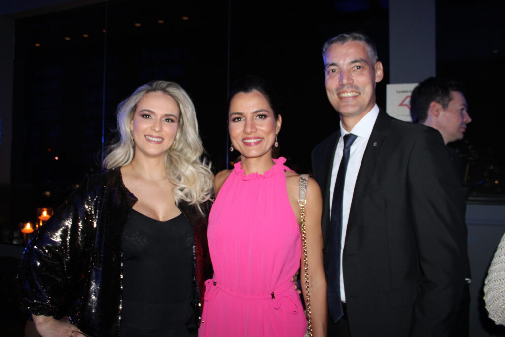 Juliane Urbano, Caroline Passos e Vinicius Freitas, da Costa