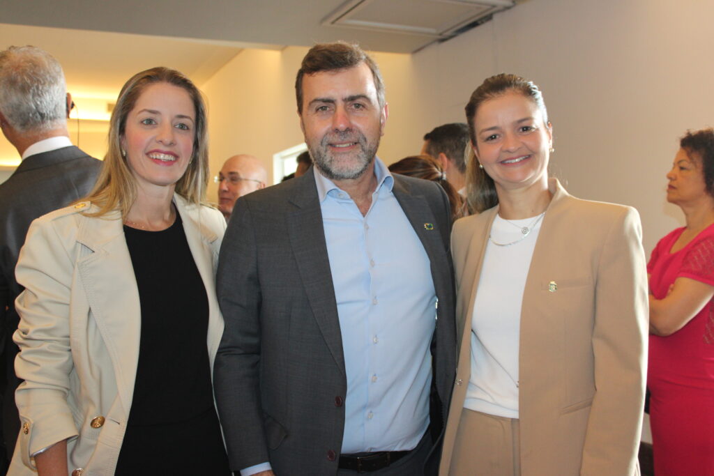 Livia Holanda, secretária de Turismo de Caucaia, Marcelo Freixo, presidente da Embratur, e Yrwana Albuquerque, secretária de Turismo do Ceará